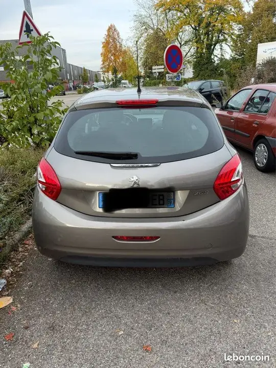 Peugeot 208 2012 photo 2