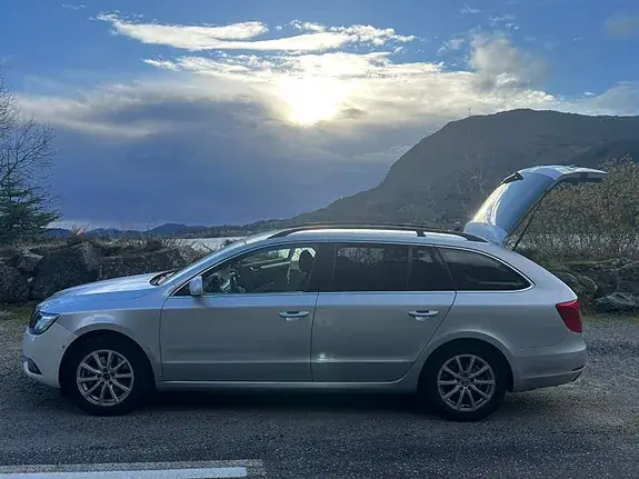 Skoda Superb 2014 photo 2