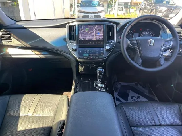 Toyota Crown 2013 photo 2