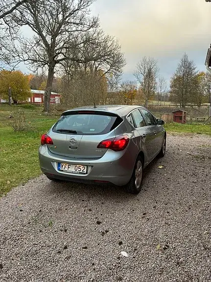 Opel Astra 2012 photo 2