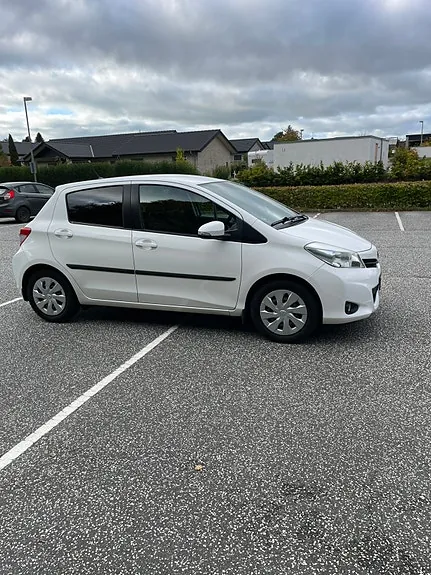 Toyota Yaris 2011 photo 2