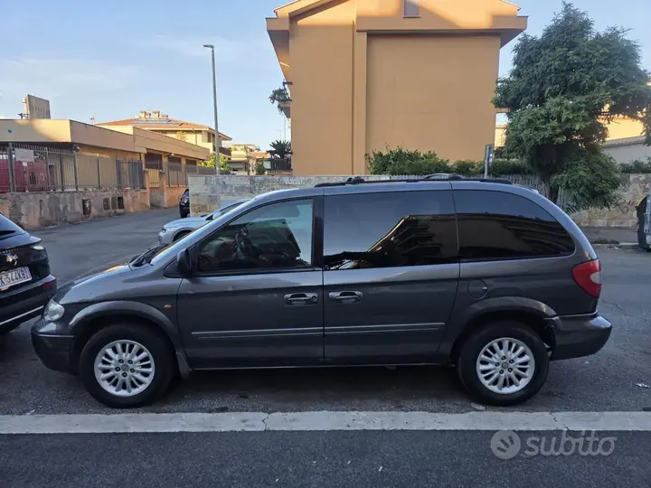 Chrysler Voyager 2004 photo 2