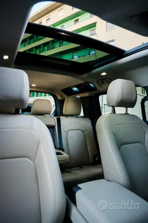 Land Rover Defender 2024 photo 2