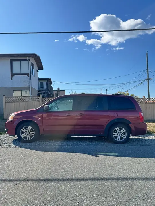 Dodge Grand Caravan 2010 photo 3