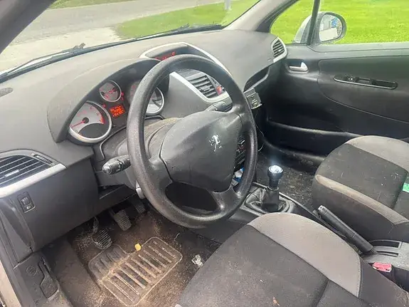 Peugeot 207 2006 photo 2