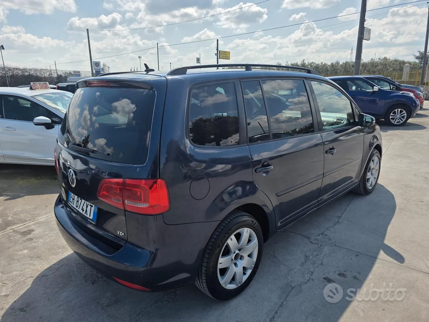 Volkswagen Touran 2011 photo 2