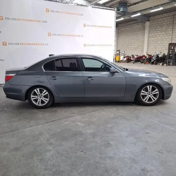 BMW 5 Series 2004 photo 4