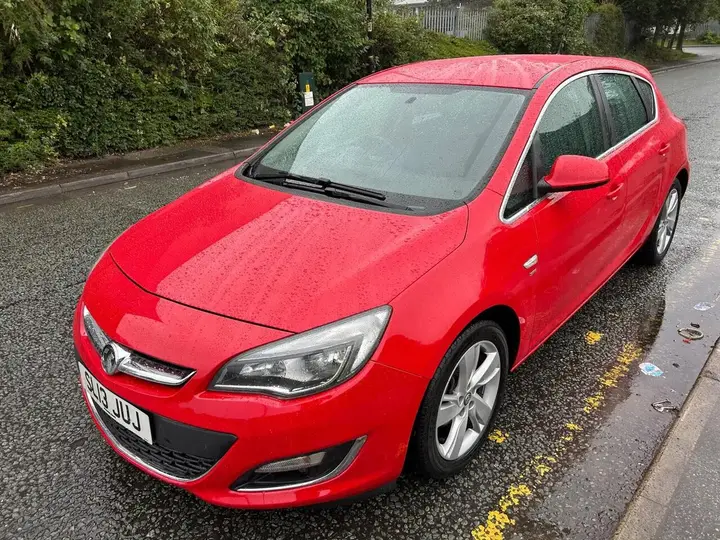 Vauxhall Astra 2013 photo 2