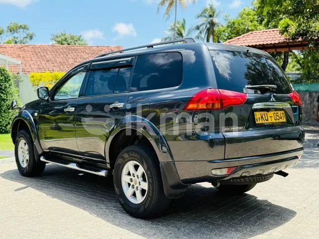 Mitsubishi Montero 2012 photo 2