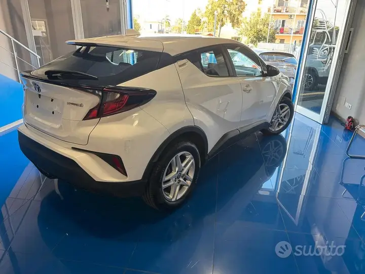 Toyota C-Hr 2022 photo 2