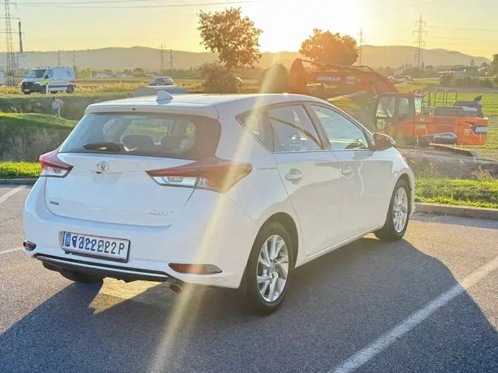 Toyota Auris 2016 photo 2