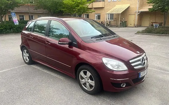 Mercedes-Benz B180 2011 photo 2