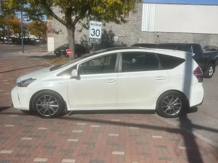 Toyota Prius V 2018 photo 4