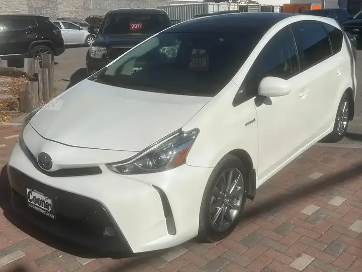 Toyota Prius V 2018 photo 3