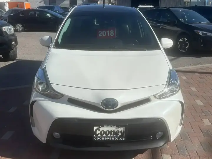 Toyota Prius V 2018 photo 2