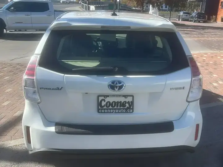 Toyota Prius V 2018 photo 5
