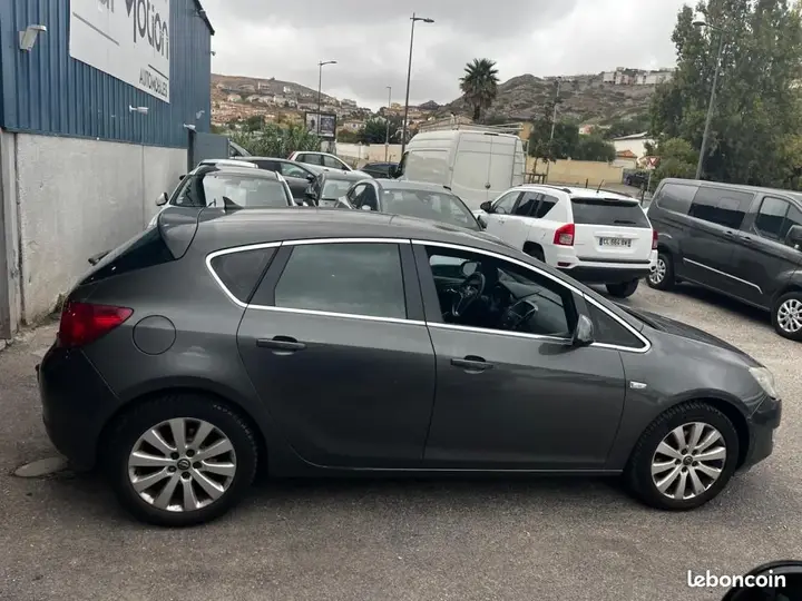 Opel Astra 2009 photo 2