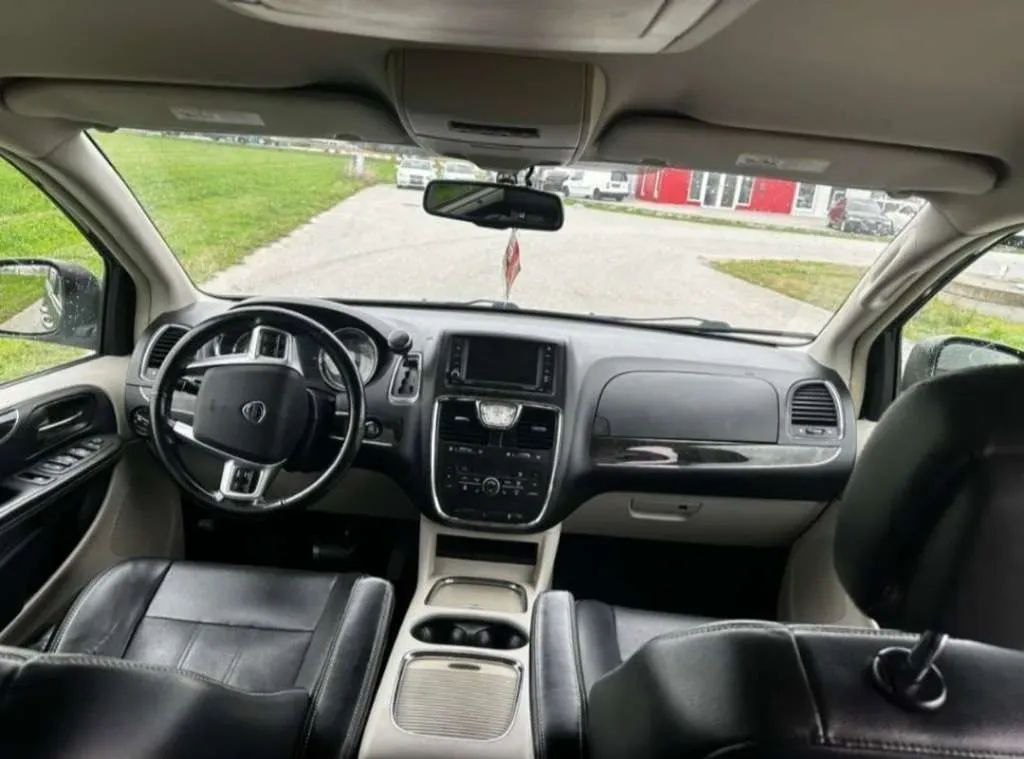 Lancia Voyager 2011 photo 2