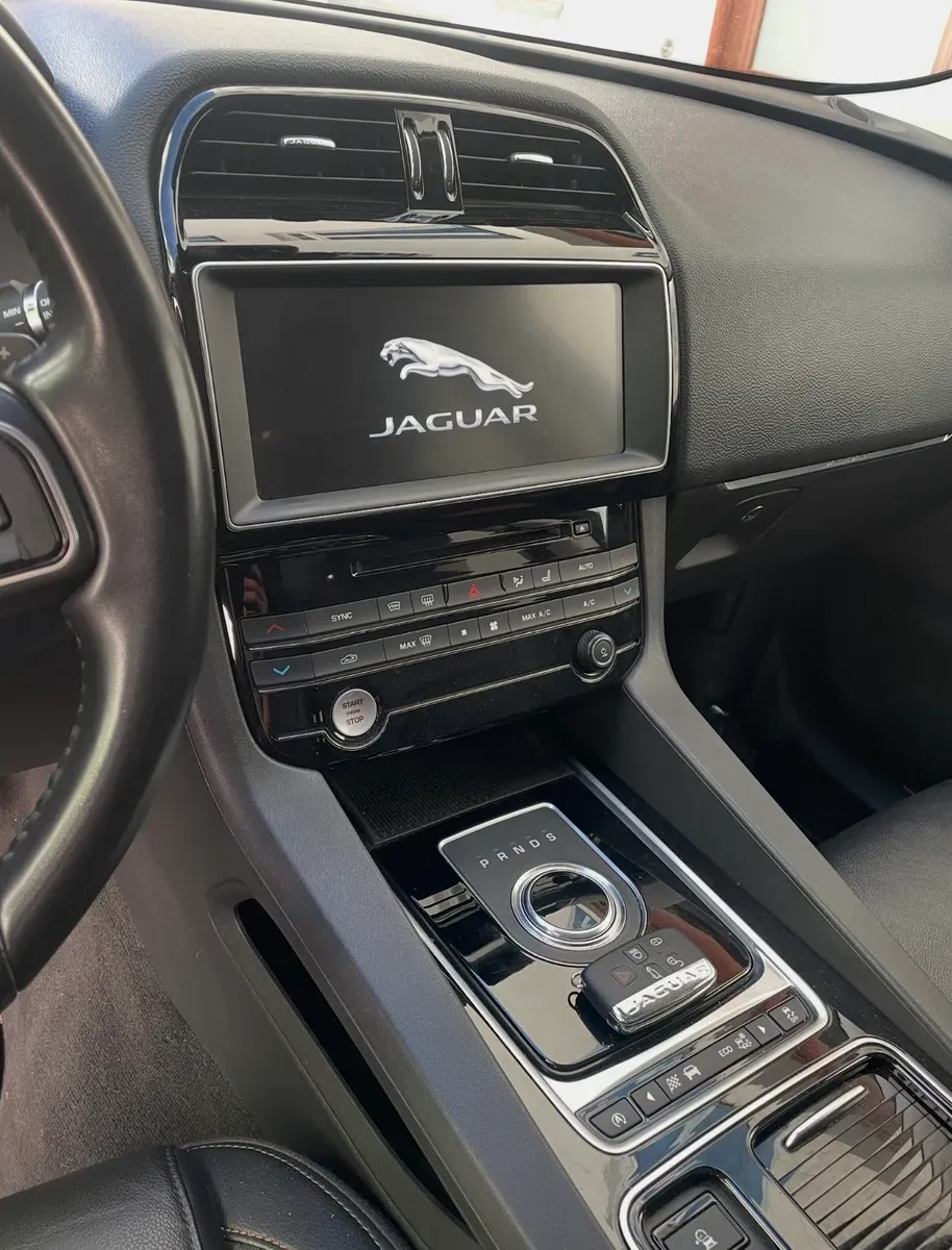 Jaguar F-Pace 2018 photo 3