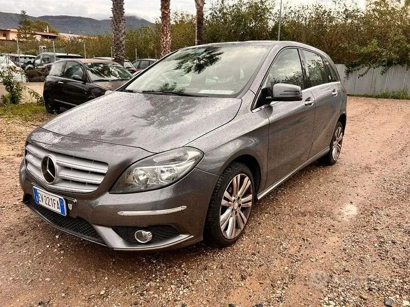 Mercedes-Benz B 180