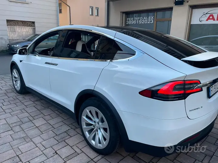 Tesla Model X 2018 photo 2