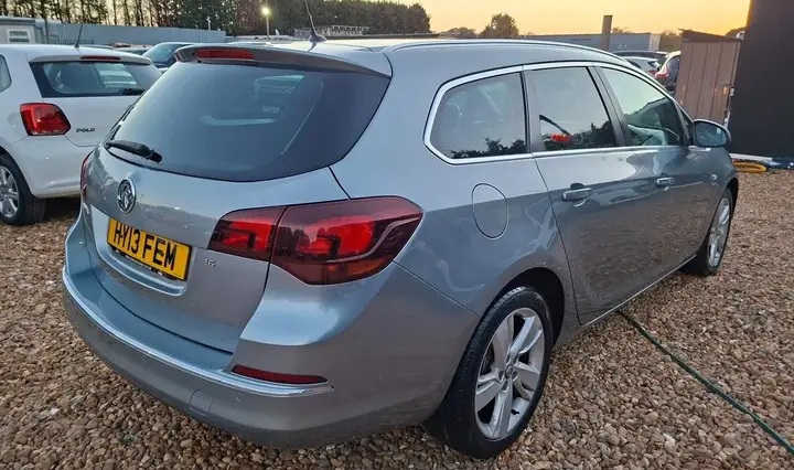Vauxhall Astra 2013 photo 2