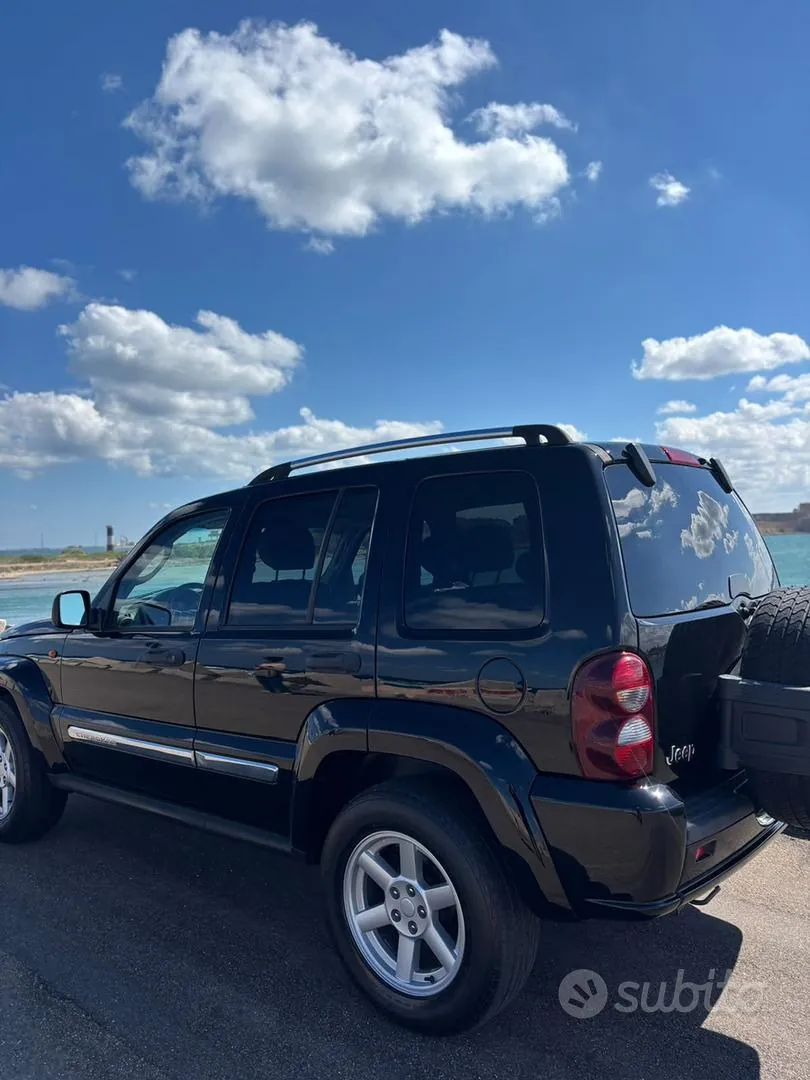 Jeep Cherokee 2005 photo 2