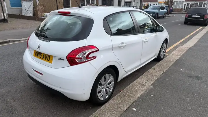 Peugeot 208 2015 photo 3