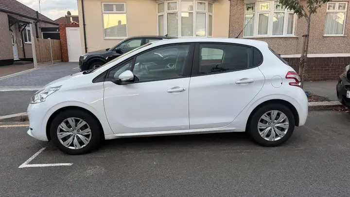 Peugeot 208 2015 photo 2