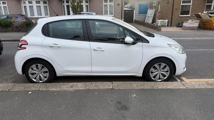 Peugeot 208 2015 photo 4