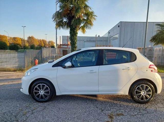 Peugeot 208 2019 photo 2
