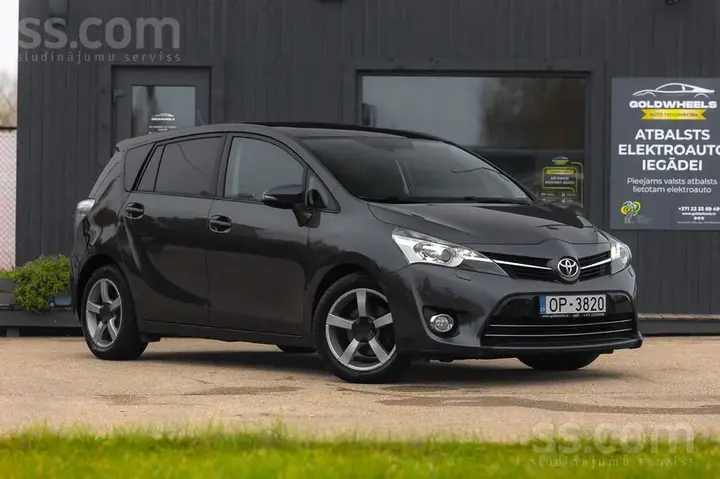 Toyota Verso 2013 photo 2