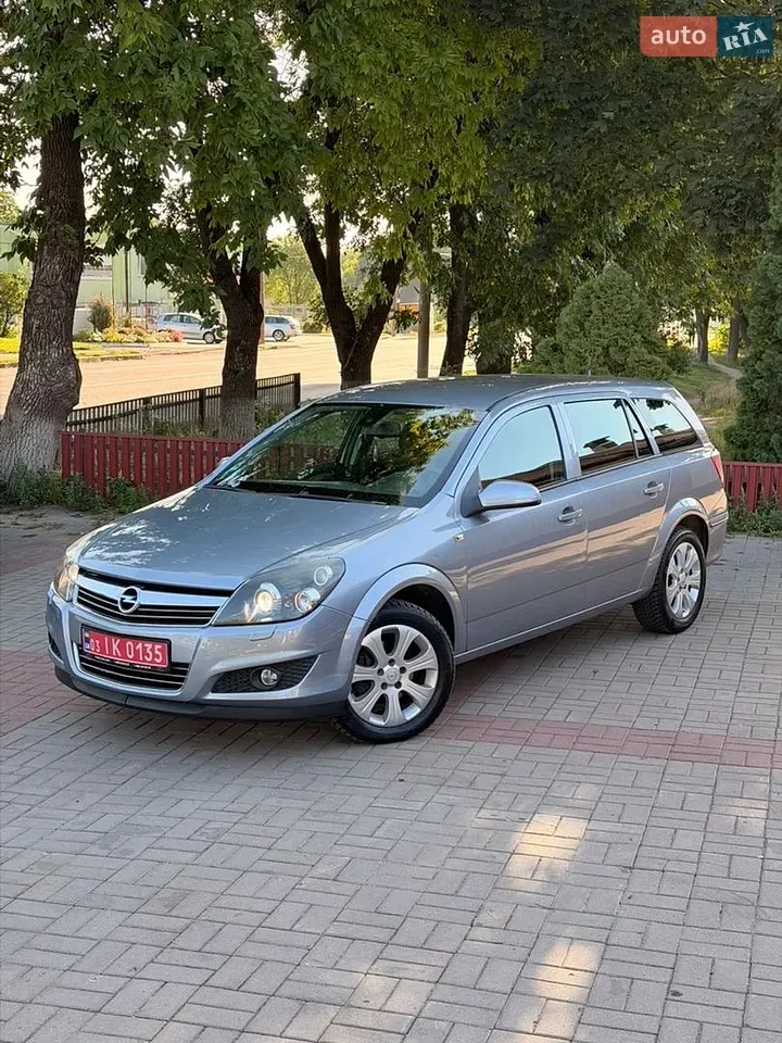 Opel Astra 2010 photo 3