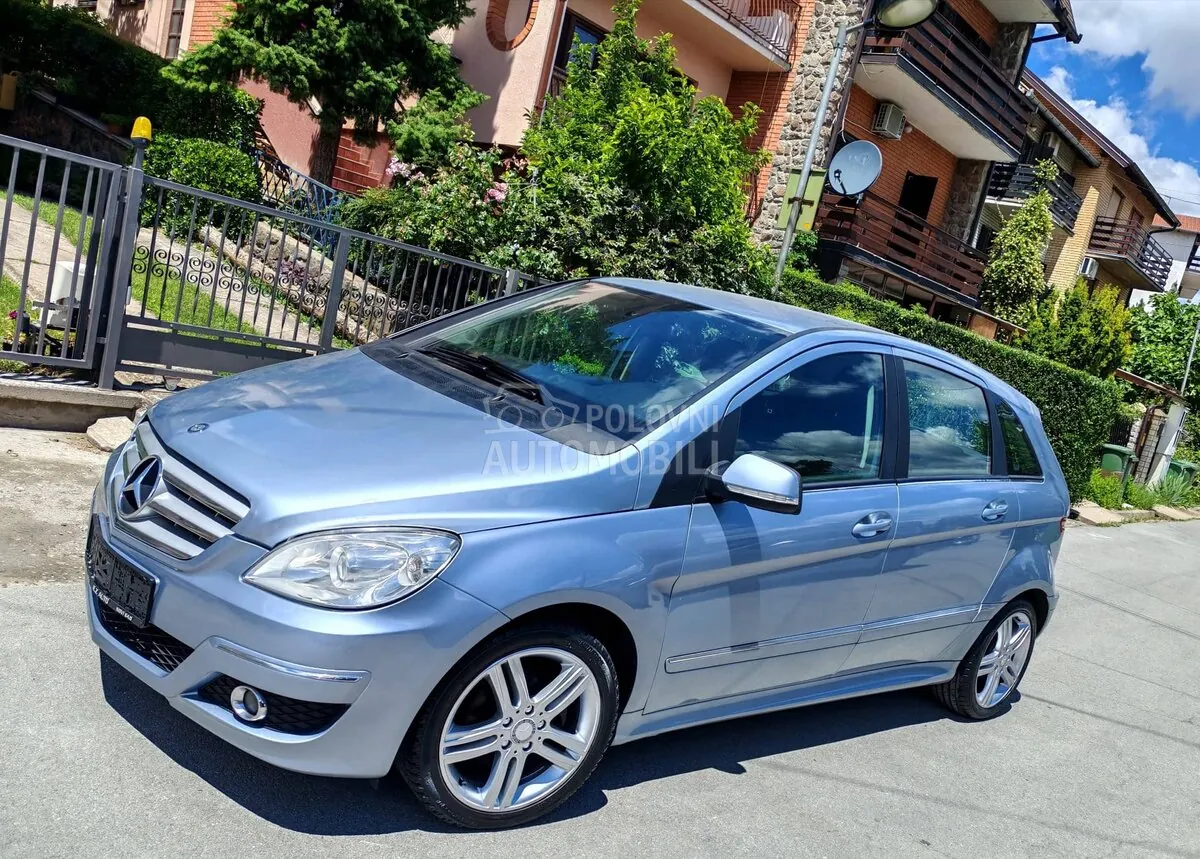 Mercedes-Benz B 180 2010 photo 2