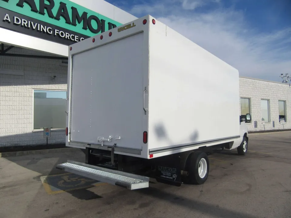 Ford E-450 2026 photo 3