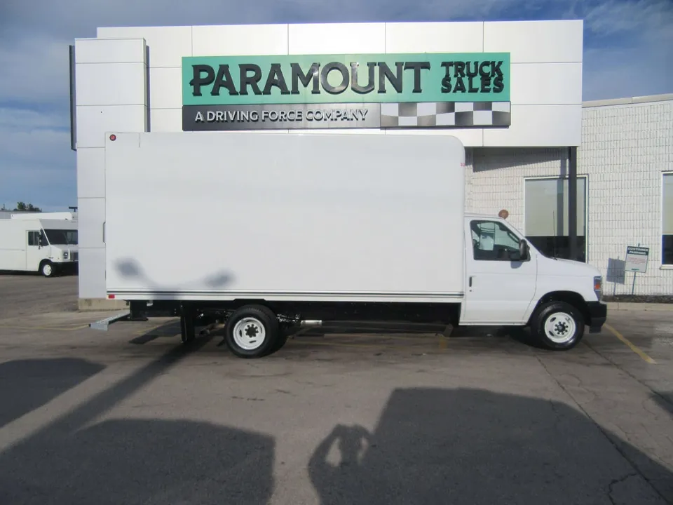 Ford E-450 2026 photo 2