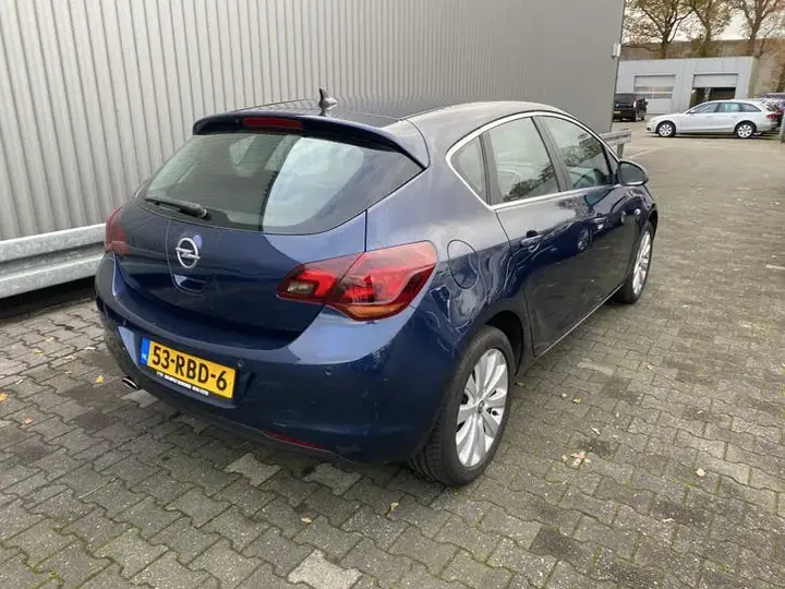 Opel Astra 2011 photo 2