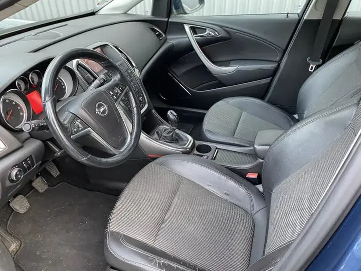 Opel Astra 2011 photo 3