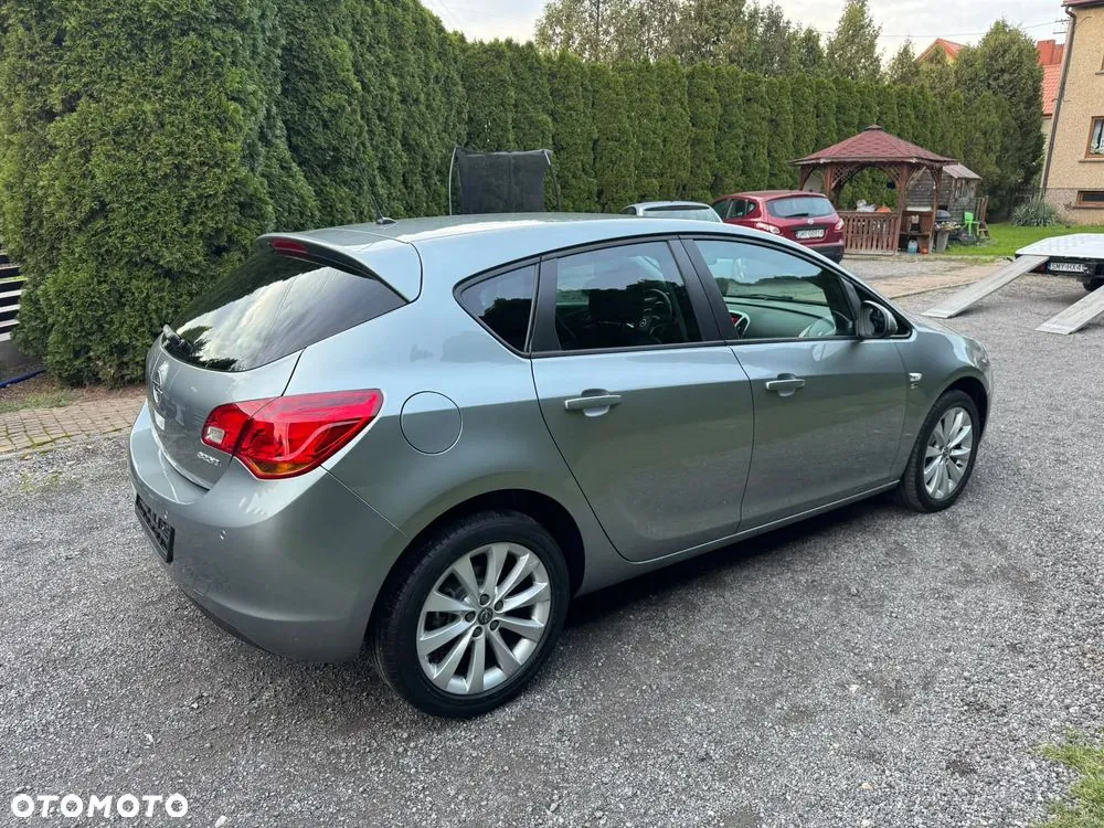 Opel Astra 2012 photo 4