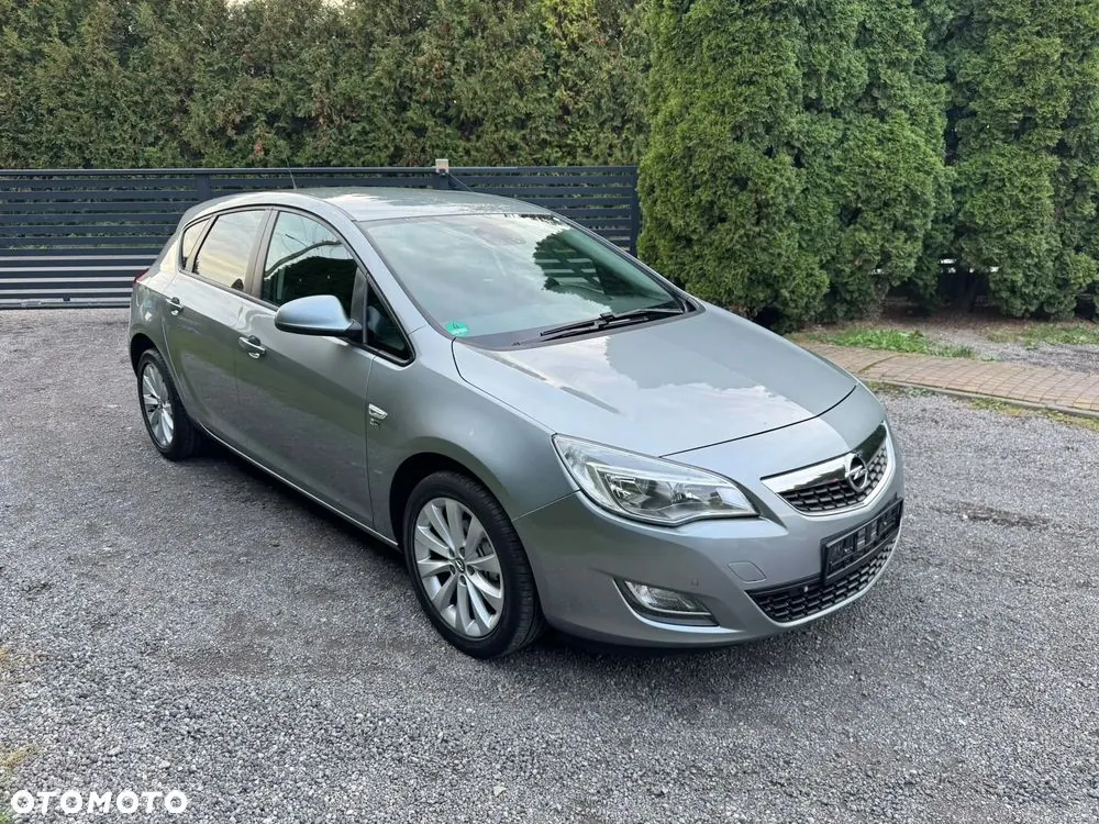 Opel Astra 2012 photo 2