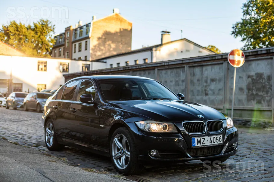 BMW E90 2010 photo 2