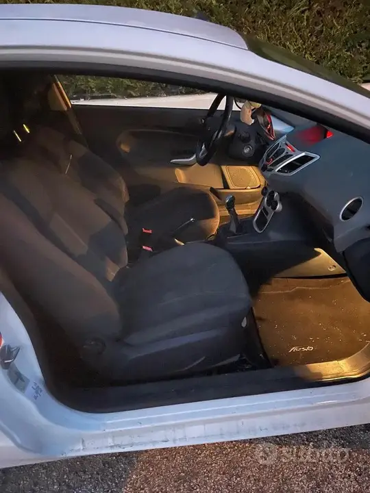 Ford Fiesta 2009 photo 2