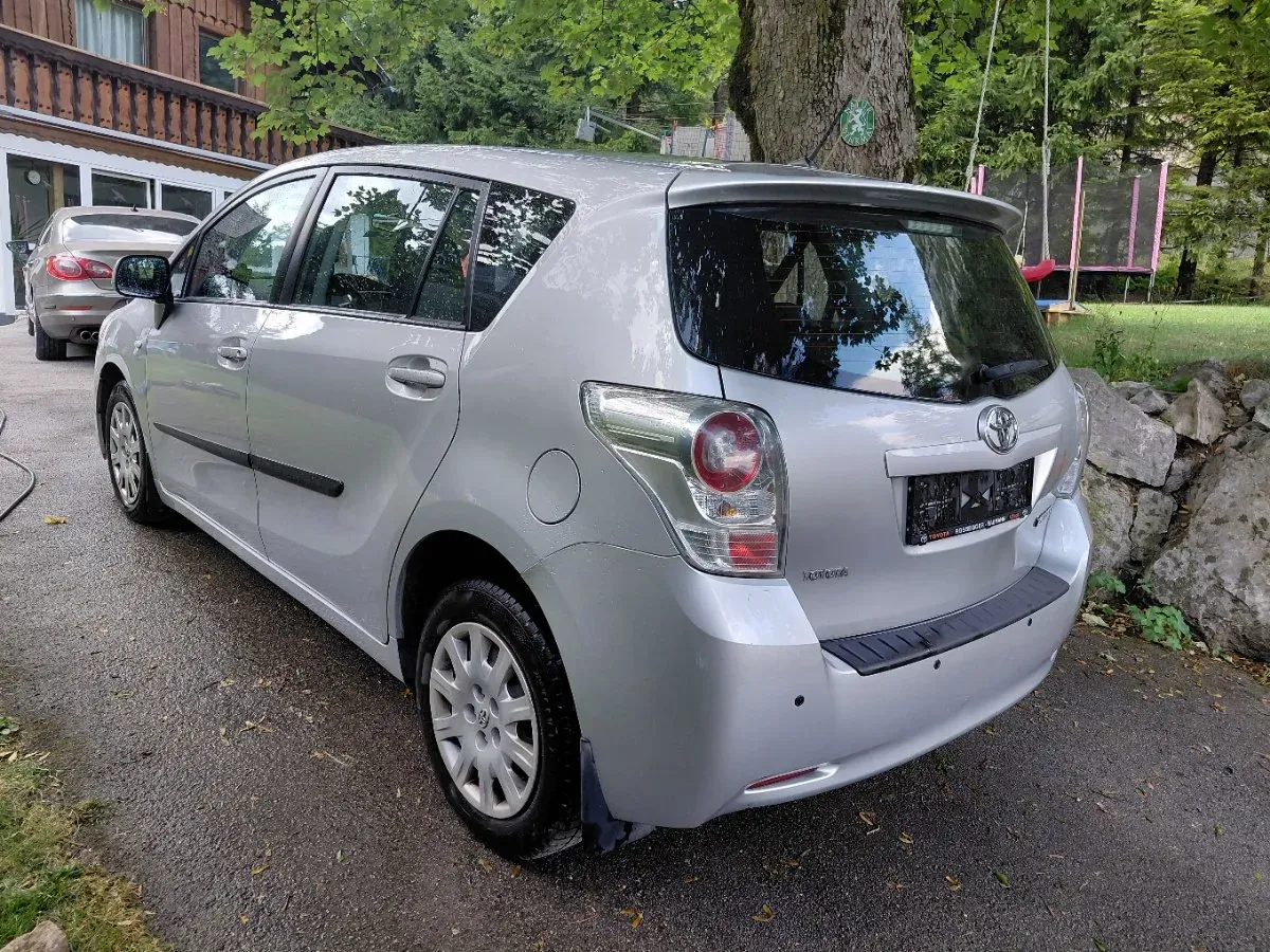 Toyota Verso 2011 photo 2