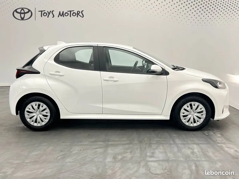 Toyota Yaris 2023 photo 2