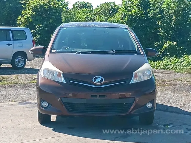 Toyota Vitz Jewela 2013 photo 2