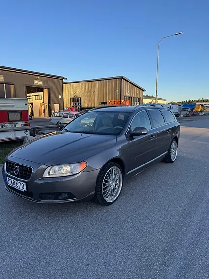 Volvo V70 2010 photo 2