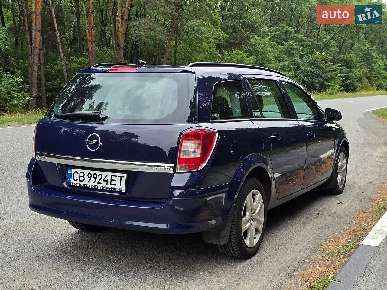 Opel Astra 2010 photo 4