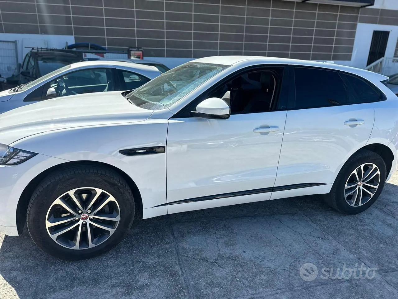 Jaguar F-Pace 2018 photo 2