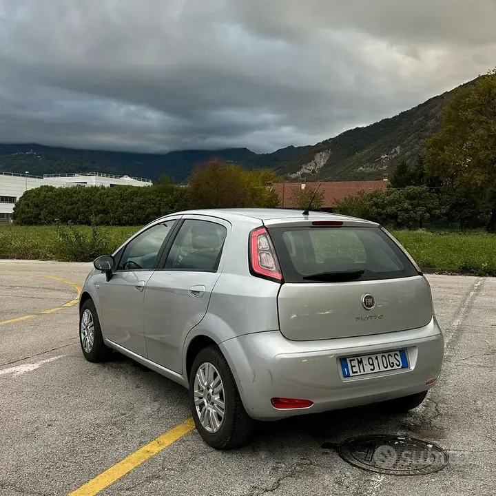 Fiat Punto 2012 photo 2