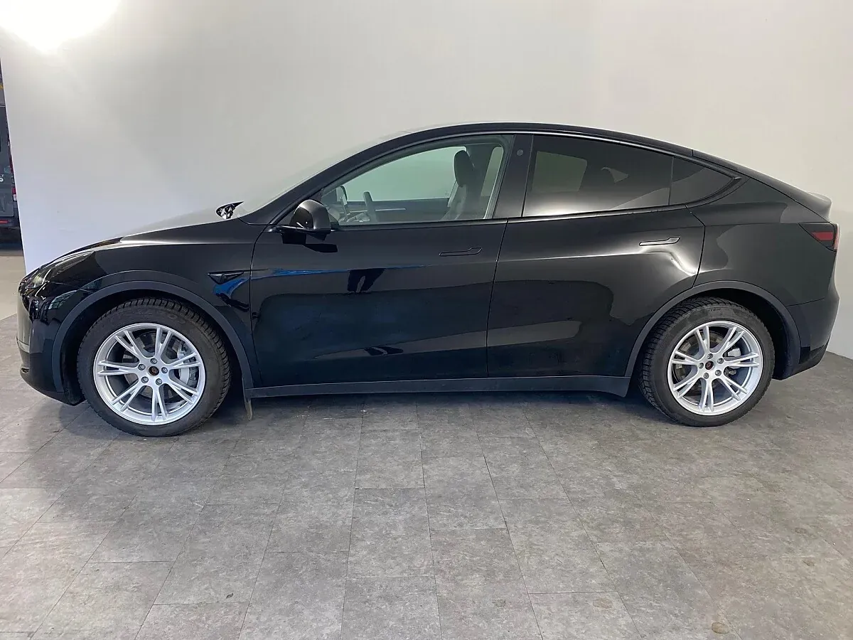 Tesla Model Y 2023 photo 2